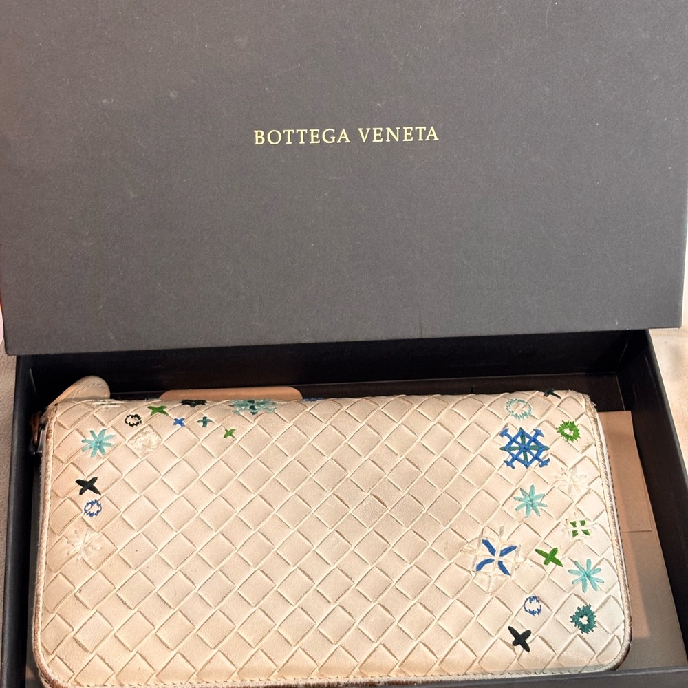 Bottega Veneta RARE ‘Meadow’ White Embroidered Intrecciato Flower Wallet W/ Box - Picture 14 of 15
